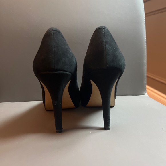 Black suede platform pumps 3 1/2  inch heel - banana republic - size 7 1/2 - Picture 3 of 5